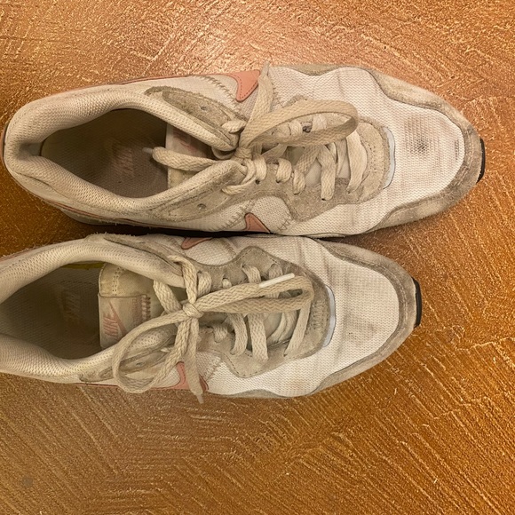 nike shoes - Picture 2 of 2